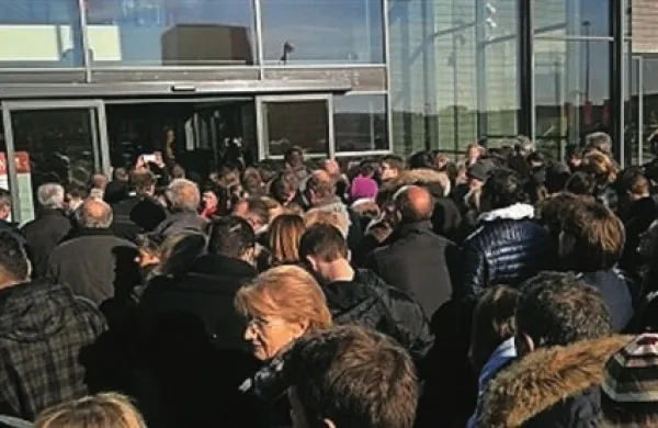 Že od jutra so potrošniki čakali v vrsti pred nakupovalnim središčem
