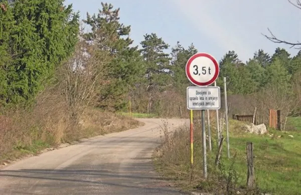 Na območju vojaškega vadišča Poček je danes začel veljati nov prometni režim, s katerim je postojnski občinski svet, ki nasprotuje državnemu prostorskemu načrtu za Poček, prepovedal promet za vozila, težja od 3,5 tone, z nekaterimi izjemami.