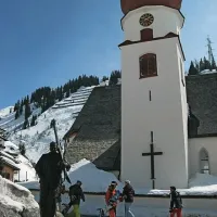 V Stubnu stoji kip legendarnega izumitelja arlberške smučarske tehnike Hannesa Schineiderja