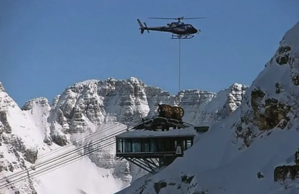 Sella Nevea je povezovalno nihalko zgradila s pomočjo deželnega denarja, prav tako novo dostavno gondolsko žičnico