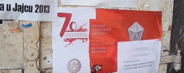 Mesto je bilo prelepljeno s plakati, ki so vabili na prireditev Dnevi Avnoja v Jajcu