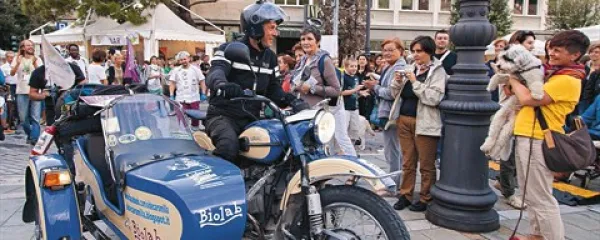 “Odločitev, da potujem z motorjem oziroma 'sidecarom', je bila sprejeta tudi na podlagi dejstva, da je to najustreznejši način potovanja, če se na pot odpraviš s psom.” 