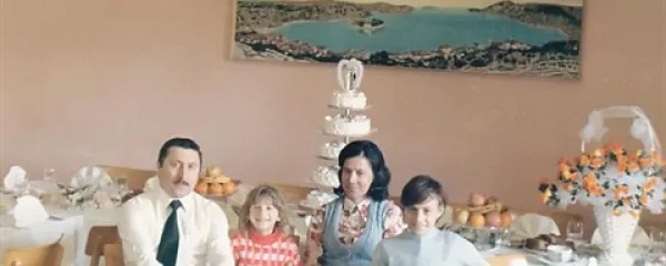 Družina Cerkvenik v gostilni Pri Marički, ki jo je imela v najemu v letih 1973-1976; ob očetu Dariu in mami Bruni sta sinova Albert (v rdeči majici) in Dario  
