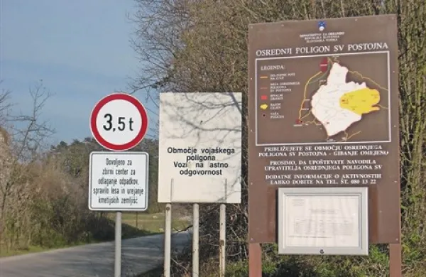Ob tabli za osrednji poligon SV stoji od srede tabla z omejitvijo prometa za vozila s skupno težo nad 3,5 tone