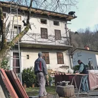 Danes je hiša že varno prekrita s pritrjenimi tramovi