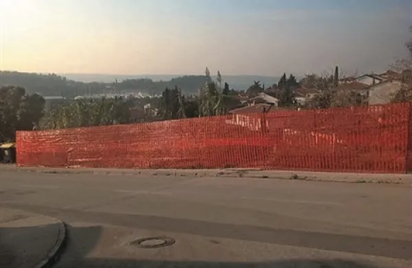 Med Kajuhovo in Podvozno ulico v Luciji bodo v ponedeljek začeli sanirati brežino
