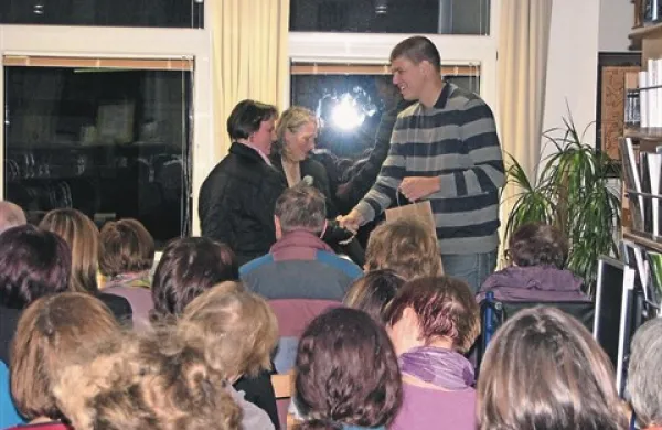 S sproščenim klepetom  z Goranom Vojnovićem so  v ajdovski Lavričevi knjižnici sklenili letošnjo akcijo Primorci beremo