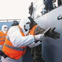 Posadka Triglava bo prebežnike, ki jih bo sprejela na ladjo, pregledala tudi z detektorjem kovin, kot so vojaki prikazali na včerajšnji vaji