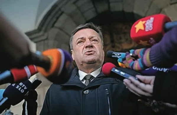 Ljubljanski župan Zoran Janković je četrtkov incident, ko ga je eden od protestnikov v podporo protikorupcijski komisiji poškropil s solzivcem, označil za strahopetno in neodgovorno dejanje