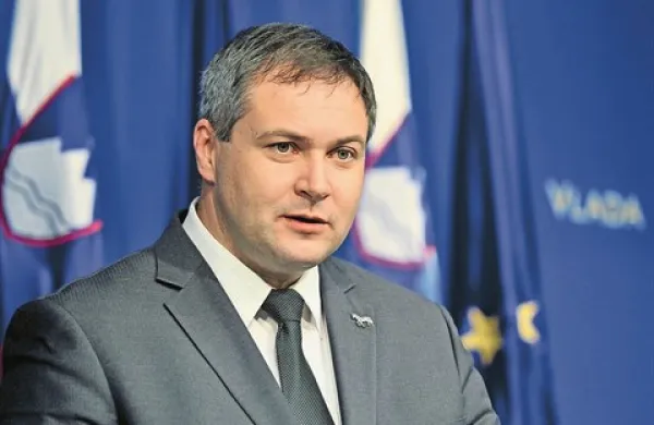 “Ocenili smo, da trenutni kanadski tip davčnih blagajn daje povsem primerne rezultate in da tudi nikjer ni prišlo do vdrtja v zaprte programe,” Dejan Židan pojasnjuje, zakaj Slovenija ne bo  uvedla  davčnih blagajn