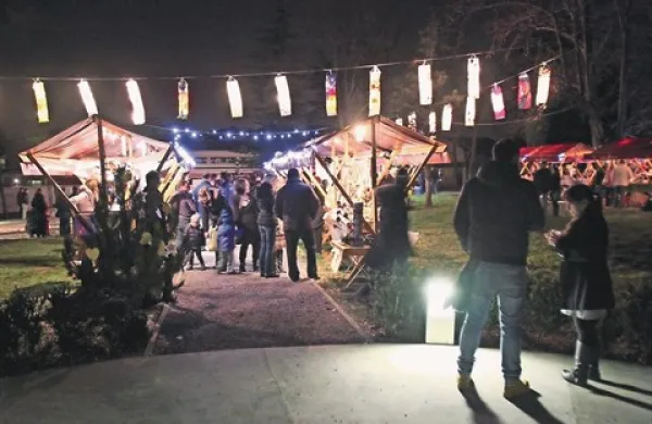 S prižigom prazničnih luči in lampionov ter sejmom se je včeraj začela Praznična Sežana
