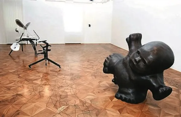 V izolski galeriji Salsaverde so drevi odprli razstavo del akademskega kiparja Boštjana Drinovca