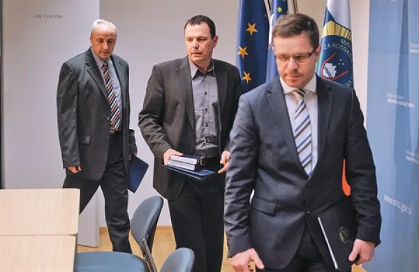 Zahtevano gradivo bomo dobili, četudi po daljši, sodni poti, pravijo (z leve) Jože Kozina, Harij Furlan in Darko Majhenič 
