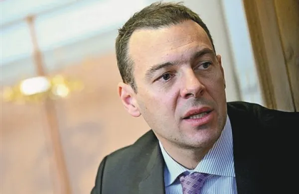 Premierka naj bi stvari okoli holdinga uskladila tudi s finančnim ministrom Čuferjem