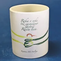 Na skodelicah so tudi haikuji, ki so jih napisali mladi udeleženci pesniške delavnice