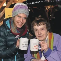 Med prvimi sta si s Srečkovim čajem nazdravili Franja Čok (na fotografiji levo)  in Jolka Milič