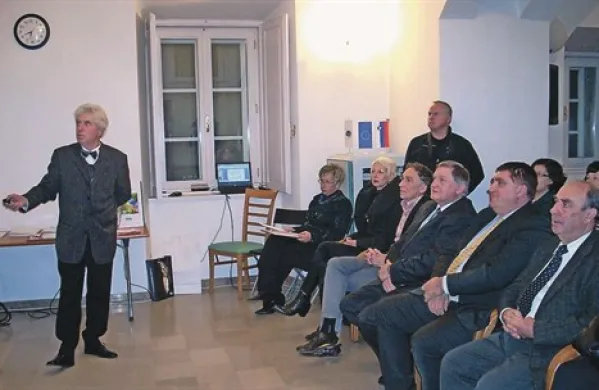 Predsednik Turističnega društva Srečko Šajn je na jubilejni prireditvi nagovoril člane in goste, ki delujejo v turizmu na širšem območju Notranjske in Krasa