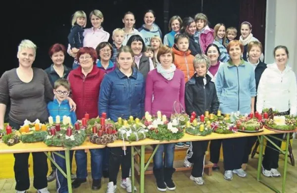 Spletanje in krašenje adventnih venčkov je prijeten dogodek, ki združi družino,  prijatelje in krajane