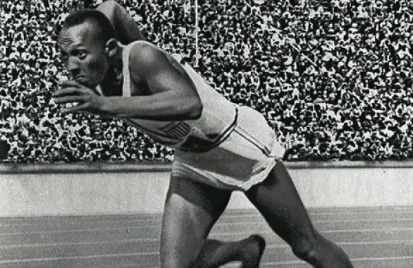 Jesse Owens se je v športno zgodovino zapisal s štirimi zlatimi olimpijskimi odličji iz Berlina 1936