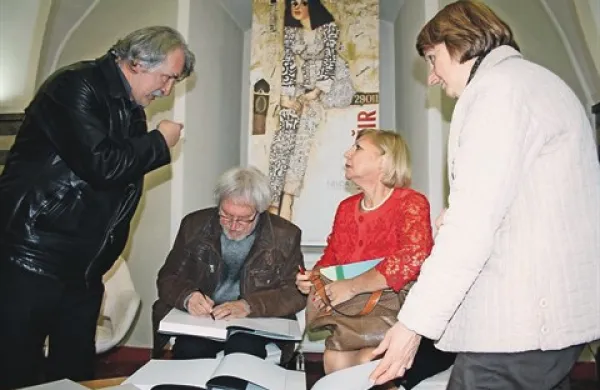 Rudi Skočir (drugi z leve) in Nelida Nemec na predstavitvi slikarjeve monografije