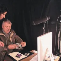 Avtorica projekta Anja Medved in pričevalec na spominodajalski akciji Najdeni portreti  