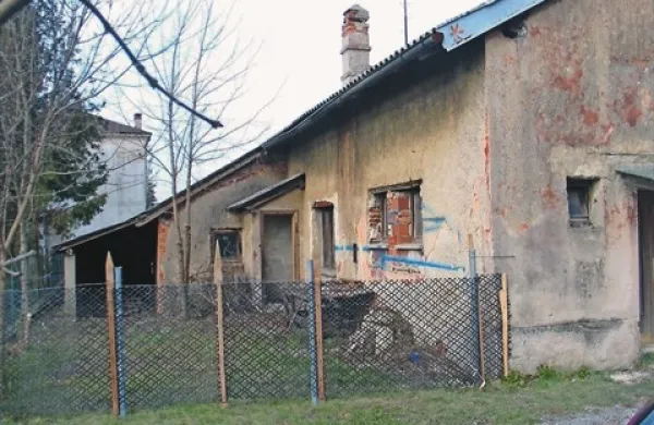 Zgradba nekdanje cestne baze CPK je opuščena že skoraj 20 let in nič ne kaže, da se bo kaj spremenilo