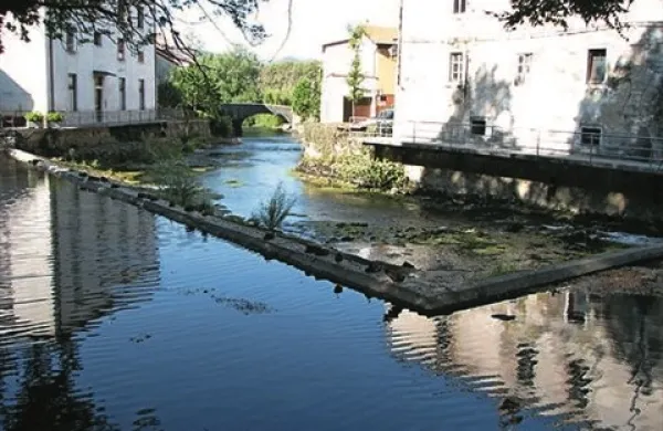 V Vipavi oziroma v porečju reke Vipave bodo v okviru šest milijonov evrov vrednega projekta odvajanja in čiščenja odpadnih voda zgradili novo centralno čistilno napravo in del kanalizacijskega omrežja s pripadajočimi objekti