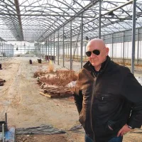 Največji rastlinjak na Purisimi, ki se raztega na 3000 kvadratnih metrih površine, že od lanske jeseni žalostno sameva. Direktor KZ Agraria Robert Fakin napoveduje, da bo že prihodnjo pomlad vse drugače.