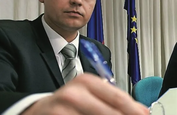 Novinarsko častno razsodišče je ugotovilo, da 12 novinarjev, ki jih je prijavil Jernej Pavlin zaradi poročanja o ustnem izreku sodbe na dunajskem deželnem sodišču zoper Wolfganga Riedla v zadevi Patria, ni kršilo kodeksa novinarjev Slovenije