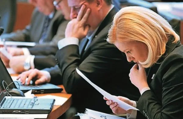 Karl Erjavec in Uroš Čufer bosta lahko začasno prevzela vodenje ministrstva za zdravje oziroma ministrstva za gospodarski razvoj in tehnologijo po seznanitvi DZ, da bosta prevzela ti funkciji