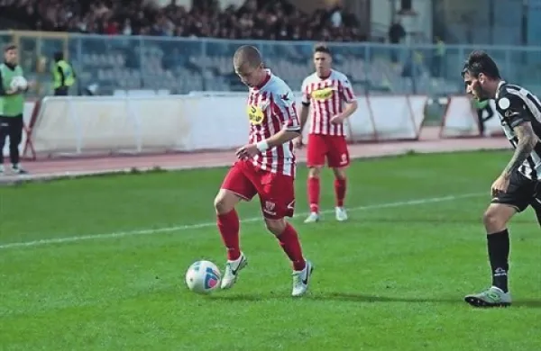 Dejan Žigon (z žogo) v letošnji sezoni brani barve Barlette