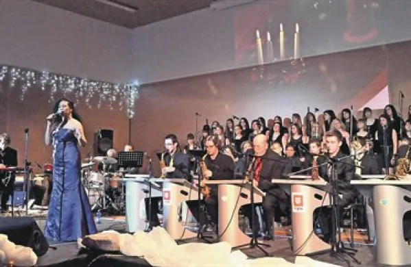 Gospel diva Sheritta Duran in Big band Nova ter Singgirls   na sobotnem koncertu v Bukovici    