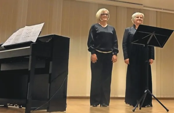 Janja Konestabo (desno) in Damjana Kinkela po nastopu v Domu na Vidmu
