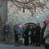 Stolp na vratih je mogočna kamnita stavba, skozi katero vodi pot proti Kobdilju. V njeni notranjosti je družina Švagelj v 20 letih pripravila 157 razstav in s tem stolpu vdahnila življenje.