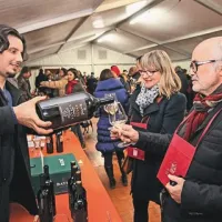 Miha Batič (levo) iz Šempasa s prvim človekom korporacije Hidria  Edvardom Svetlikom in soprogo Ivi, ki sta  predstavljala  svojo macerirano rebulo s posestva Grace nad Kamnjami v Vipavski dolini
