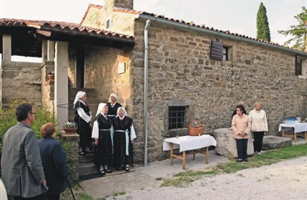 Javno dobro naj bi postala tudi Tonina hiša v Sv. Petru, ki bi se tako izognila plačilu skoraj 800 evrov nepremičninskega davka 