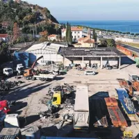 Današnji pogled na betonsko škrbino Slavnikovih  garaž je res klavrn in spominja prej na industrijsko cono