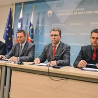 O podrobnostih kriminalistične preiskave so včeraj spregovorili (z leve) Franc Oder, pomočnik vodje mariborskih kriminalistov, Stojan Belšak, vodja oddelka za organizirano kriminaliteto na ljubljanski policijski upravi, Tomaž Peršolja, vodja sektorja za