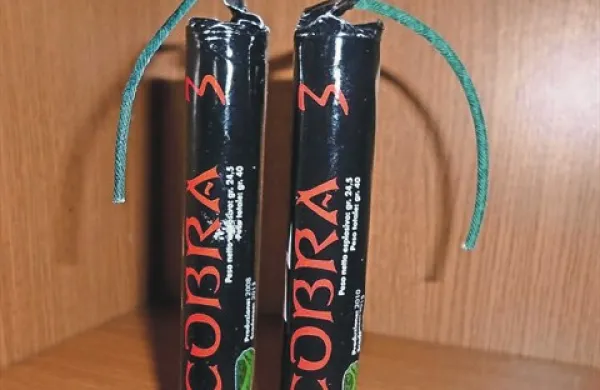 Petarda Cobra 3 je poškodovala 15-letnika, ki bo moral še plačati kazen za nedovoljeno uporabo pirotehničnih sredstev   