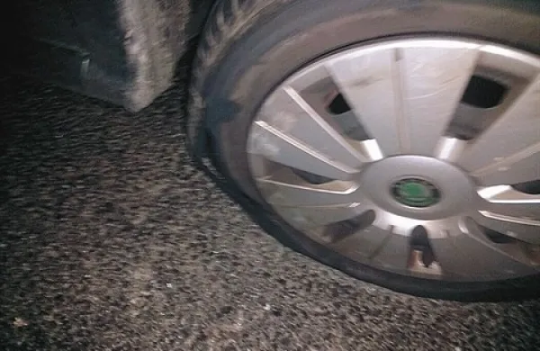 Počena pnevmatika znamke lassa na policijskem avtomobilu