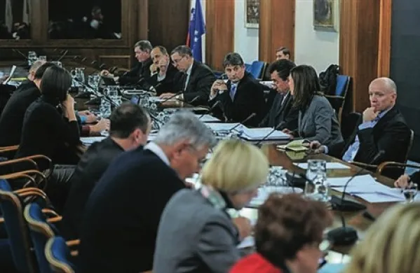Odbor DZ za infrastrukturo in prostor je na današnji nujni seji podprli predlog novele zakona o graditvi objektov, ki uvaja možnost moratorija na rušenje nedovoljenih objektov