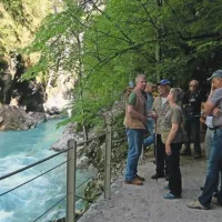 Lokalna oblast v Tolminu in Kobaridu se že nekaj časa prereka, kdo naj drži vajeti organizacije, ki skrbi tudi za najbolj obiskano točko v tem delu zgornjega Posočja, za korita Tolminke. Od turizma živečim pa je vsega skupaj že krepko dovolj. 