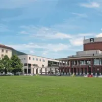 Priznani britanski svetovalec kot zanimivo lokacijo za novo umetniško središče Nove Gorice, ki je za zdaj šele ideja v oblakih, jemlje tudi najbolj negovani travnik v mestu
