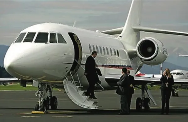 Letalo falcon z delegacijo predsednice vlade Alenke Bratušek bi moralo v torek zvečer poleteti iz Moskve proti Ljubljani. Pri pripravi letala za polet  je posadka zaznala težave na desnem motorju, zaradi česar letalo ni poletelo.