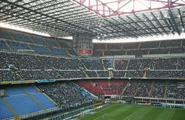 Do spopada navijačev je prišlo na ulici, ki vodi proti stadionu Guiseppe Meazza