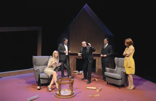 Maja Nemec, Gorazd Jakomini, Gojmir Lešnjak Gojc, Tomislav Tomšič in Arna Hadžialjević v komediji Kraja, ki jo je režiral Jaša Jamnik    