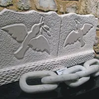 Nekateri si vzamejo čas in dajo duška in iz kamna izklešejo celo verigo