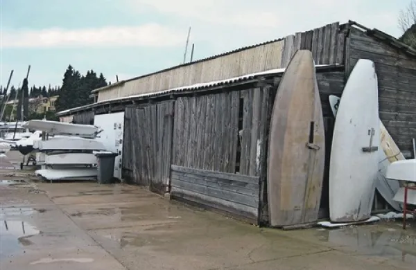 Do 11. januarja naj bi porušili stari hangar, do konca meseca pa bi postavili šotor