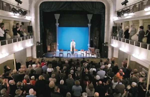 Smrad med ponedeljkovo predstavo ni bil del scenarija, zanj so verjetno krive kanalizacijske cevi pod stavbo gledališča