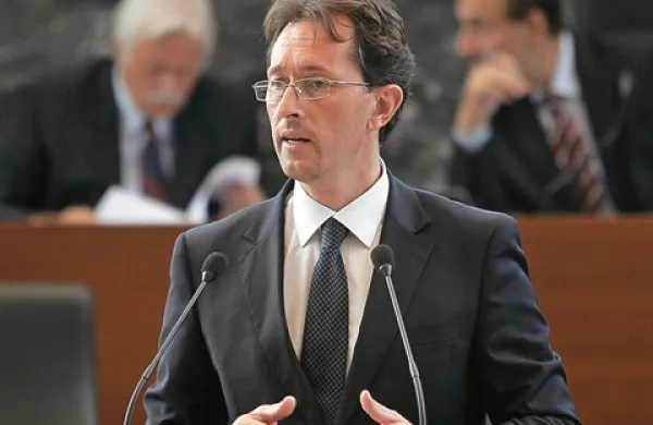Poslanke in poslanci so po osmih urah končali razpravo o interpelaciji zoper notranjega ministra Gregorja Viranta